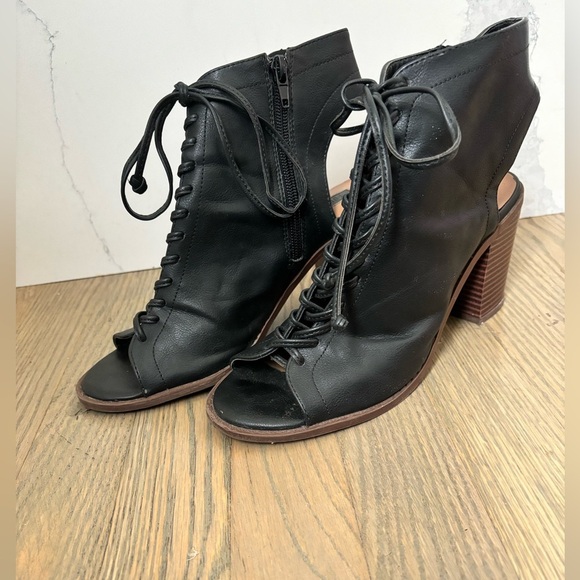 Forever 21 Black Faux leather Cutout Ankle Boots size 8 - Picture 14 of 14